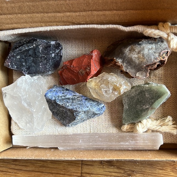 Chakras Raw Crystal Healing stone set of 8 - Picture 2 of 3